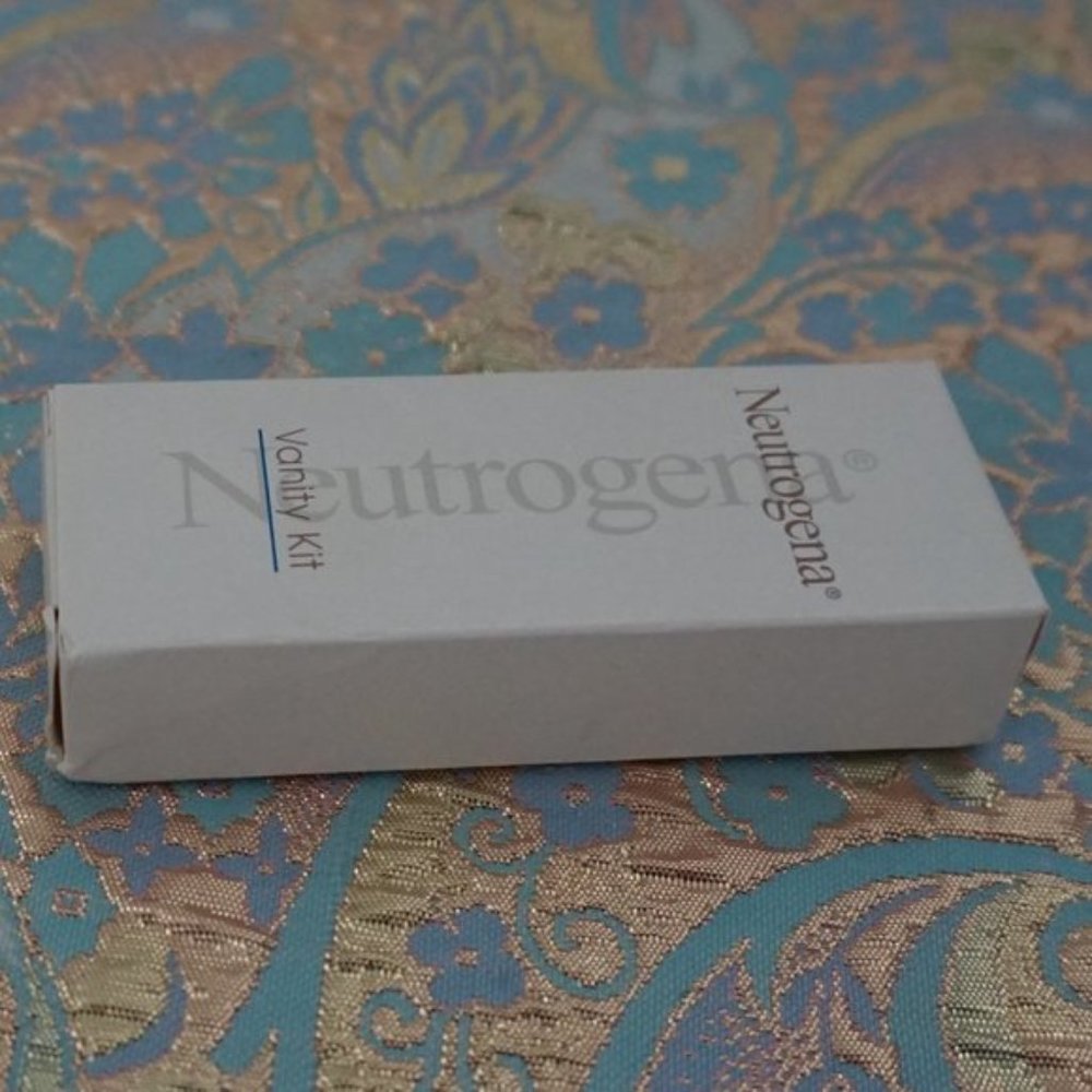 Travel Vanity Kit - Picture 3 of 3